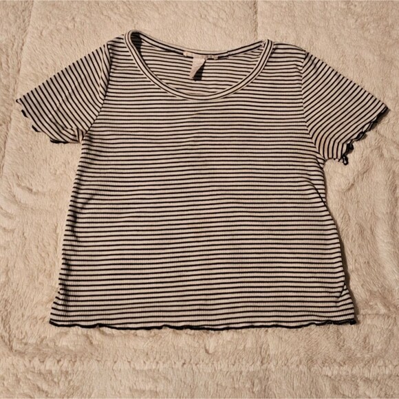 Striped Black and White Women's Top Size Small - Picture 1 of 2